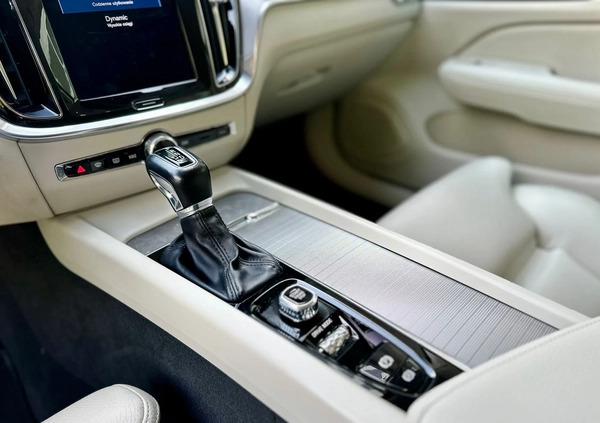 Volvo V60 cena 99900 przebieg: 167502, rok produkcji 2019 z Brzozów małe 631